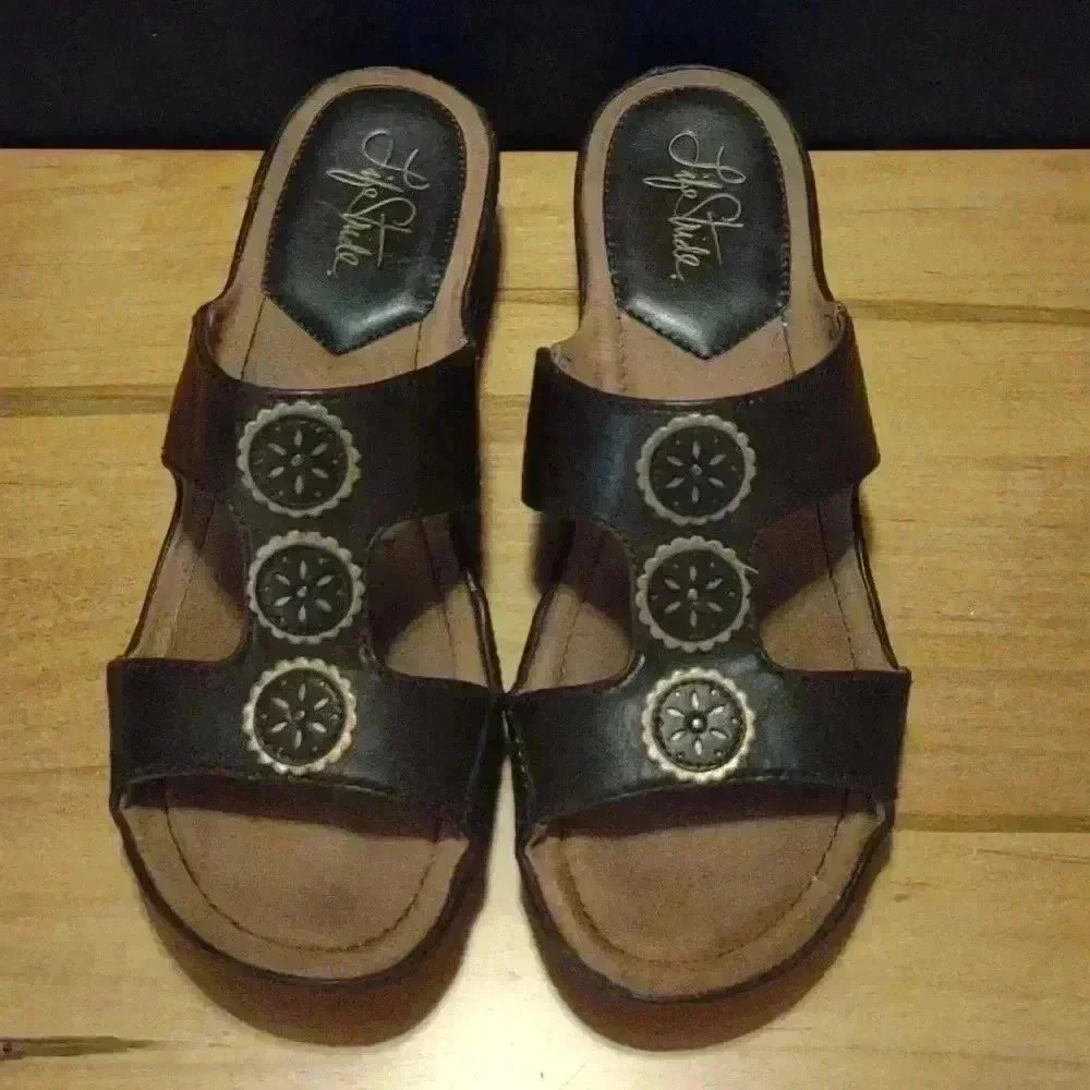 Women's.ens Life Stride sandals dark brown size 7.5 M